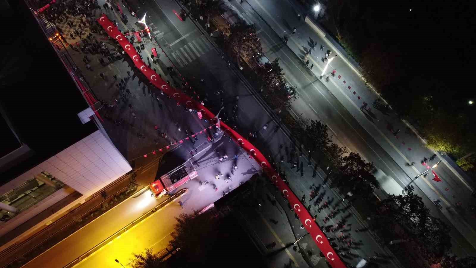 Tatvan’da 200 metrelik bayrakla ‘Fener Alayı’ düzenlendi