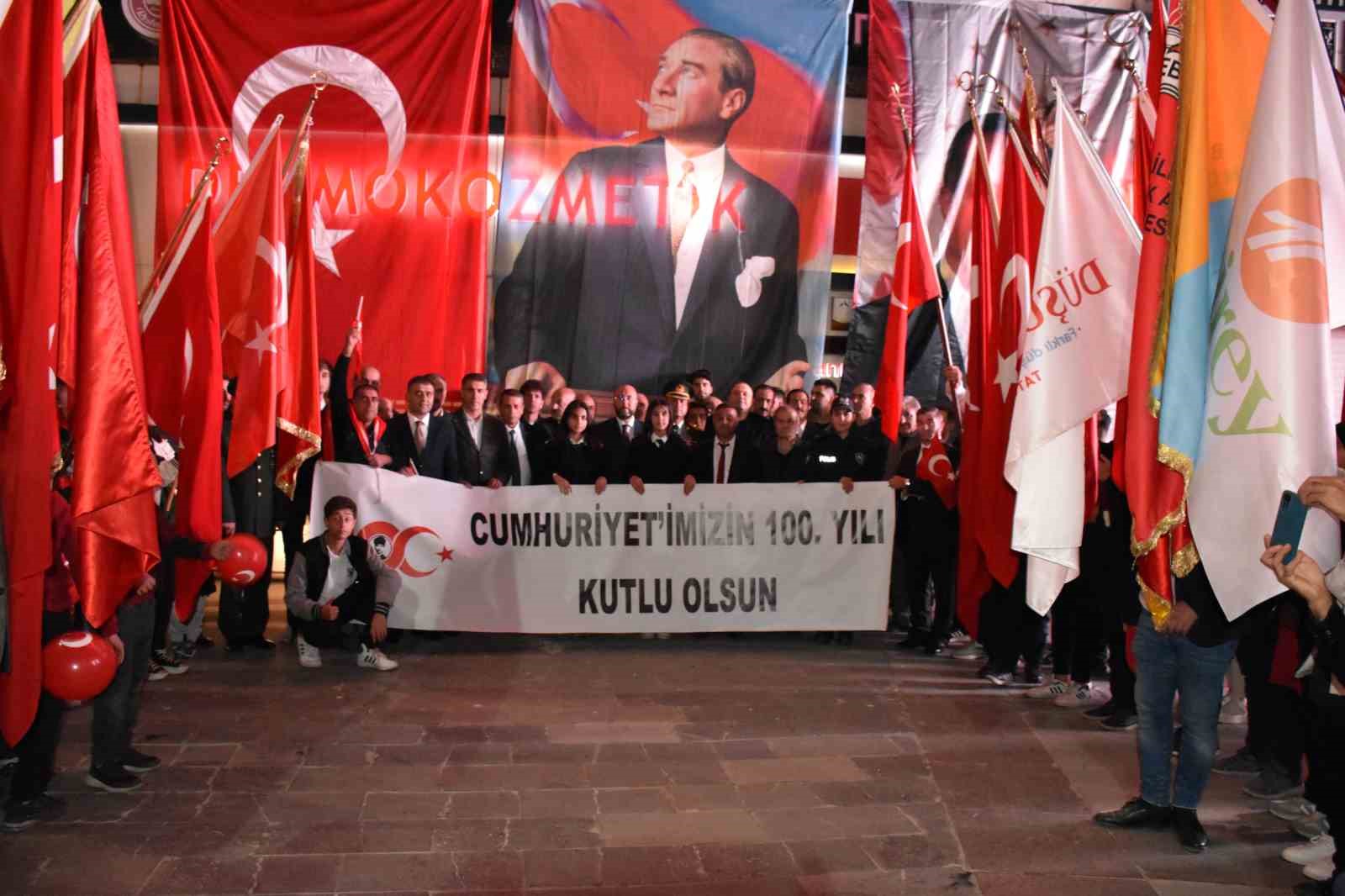 Tatvan&rsquo;da 200 metrelik bayrakla &lsquo;Fener Alayı&rsquo; d&uuml;zenlendi
