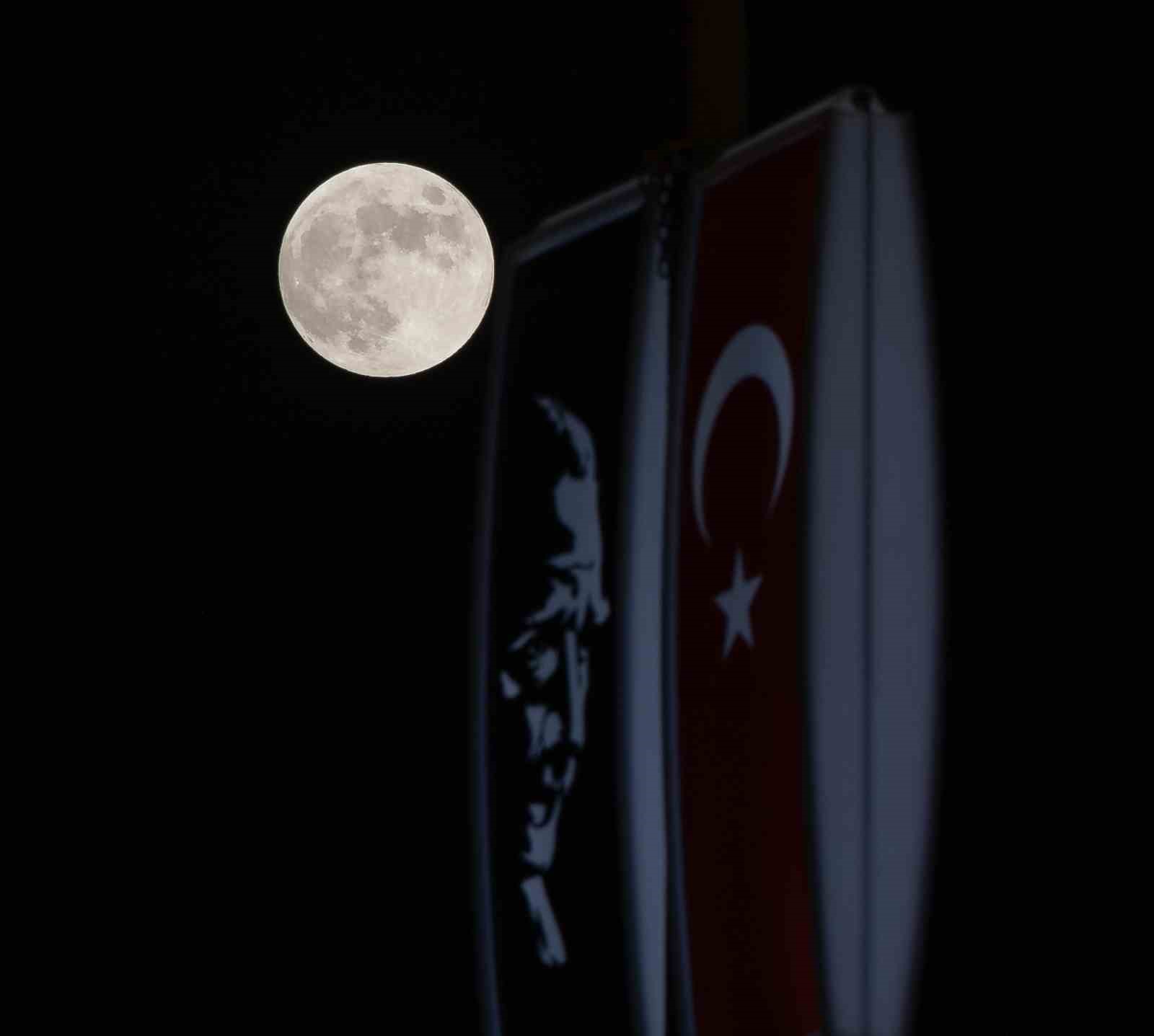 Hatay’da kanlı ay tutulması kartpostallık görüntüler oluşturdu