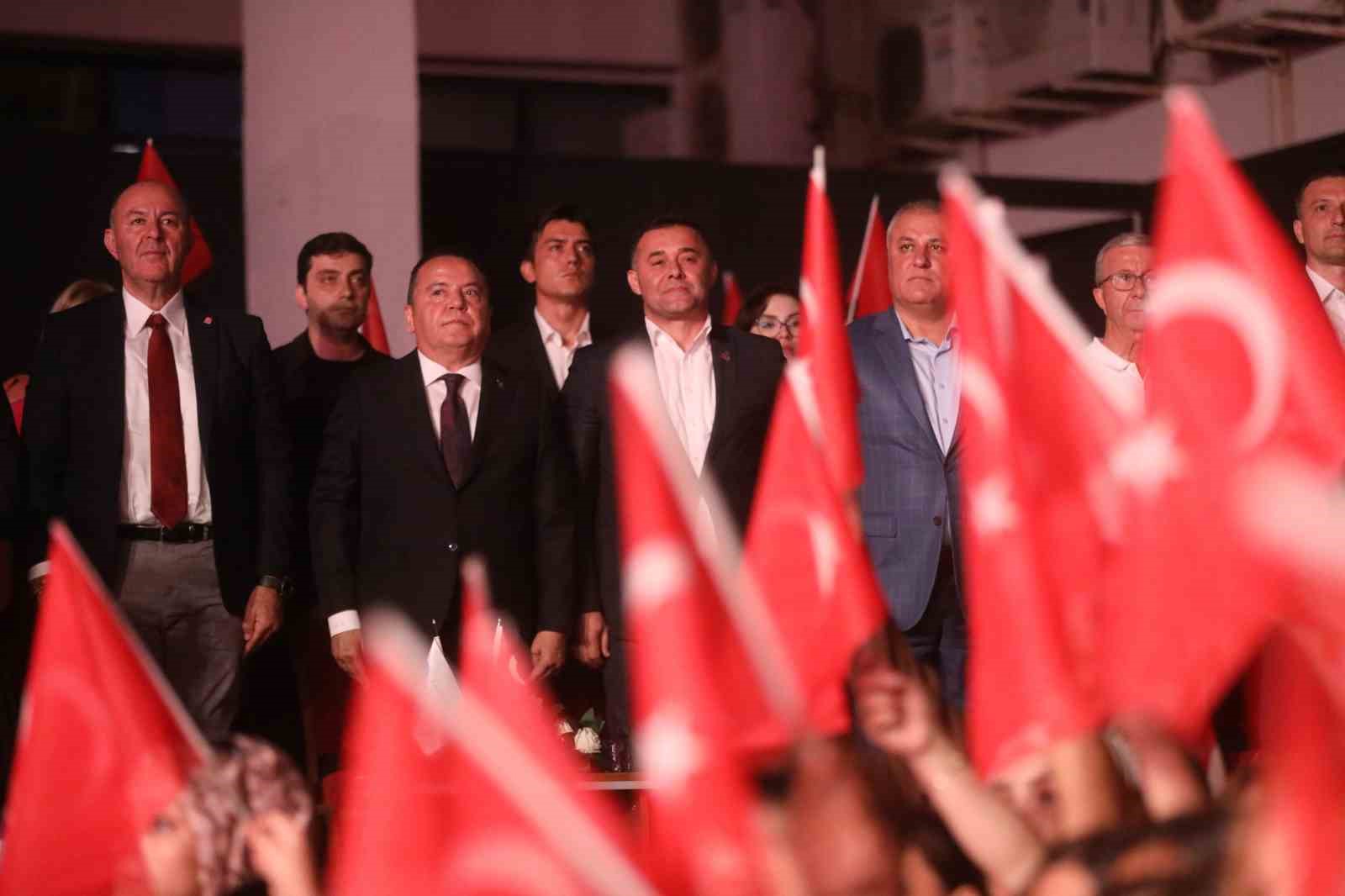 Alanya Cumhuriyetin 100. Yılını Büyükşehir’in Sefo konseri ve 500 dron gösterisi ile ile kutladı