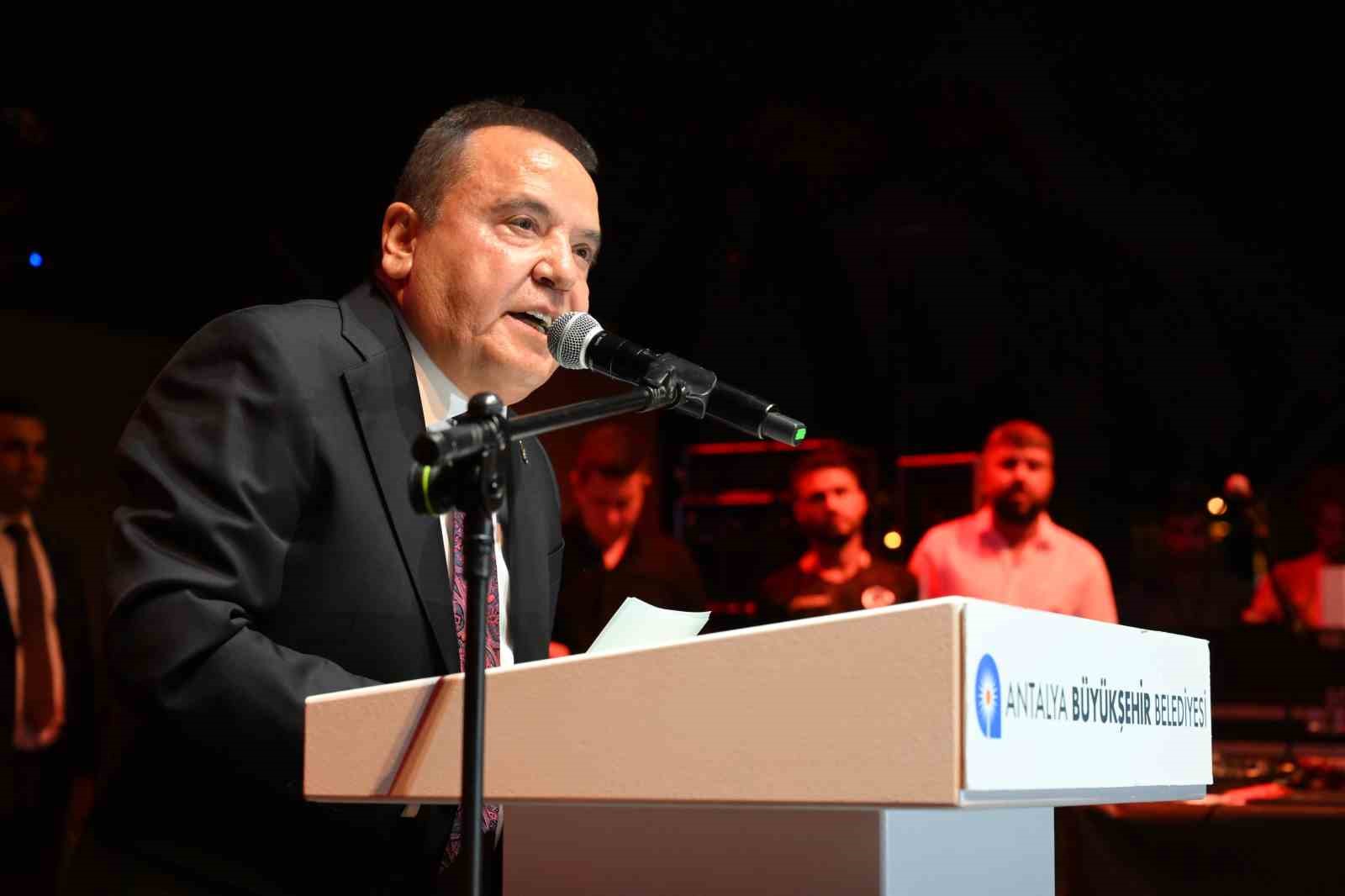 Alanya Cumhuriyetin 100. Yılını B&uuml;y&uuml;kşehir&rsquo;in Sefo konseri ve 500 dron g&ouml;sterisi ile ile kutladı
