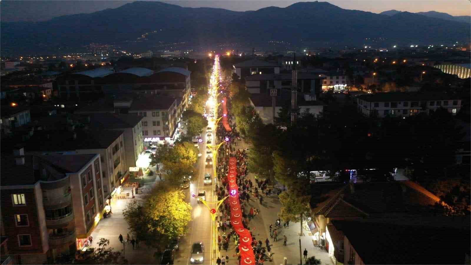 Erzincan’da 600 metrelik bayrakla "100. Yıl Bayrak Yürüyüşü" yapıldı
