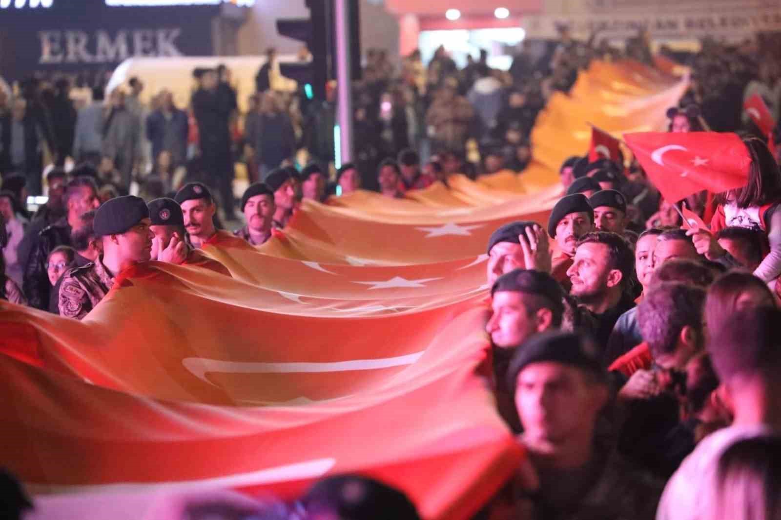 Erzincan&rsquo;da 600 metrelik bayrakla "100. Yıl Bayrak Y&uuml;r&uuml;y&uuml;ş&uuml;" yapıldı
