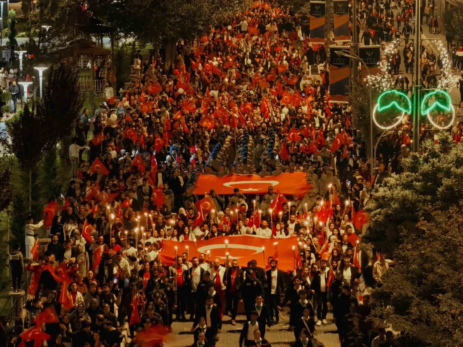 Iğdır’da Cumhuriyetin 100. yılında 100 metre Türk bayrağı ile fener alayı