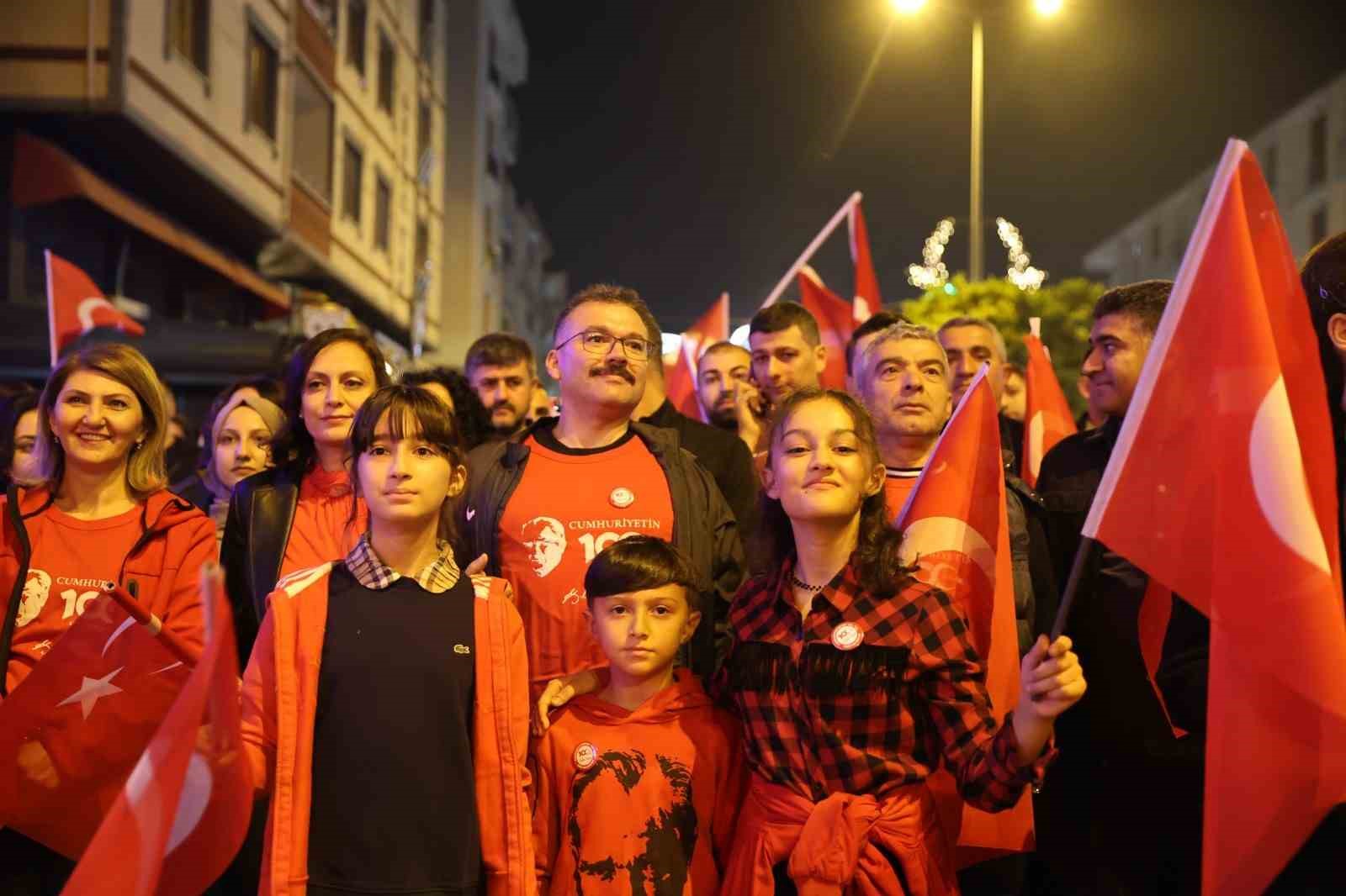 Iğdır’da Cumhuriyetin 100. yılında 100 metre Türk bayrağı ile fener alayı
