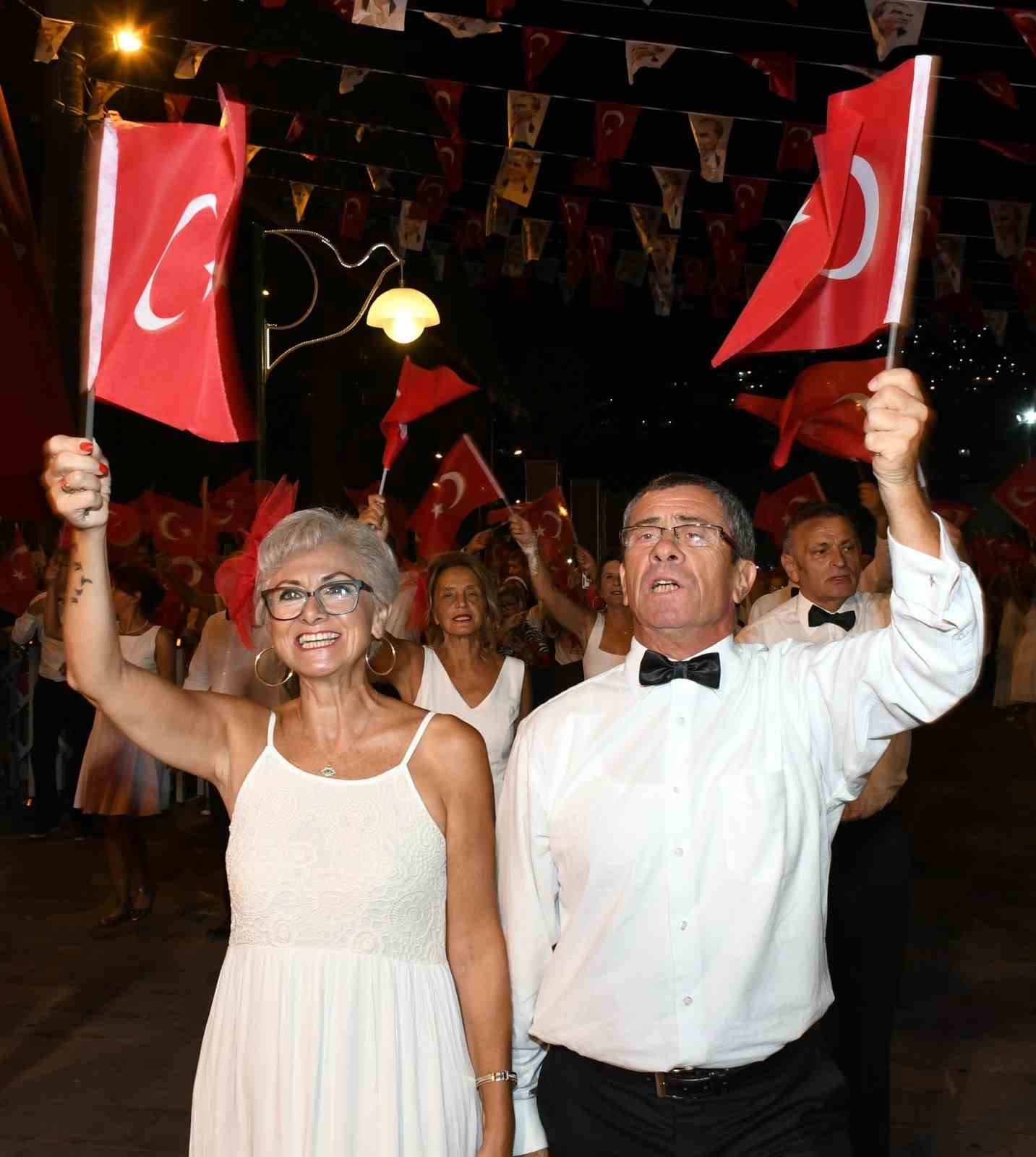 Kuşadası’nda 100 kişi aynı anda vals oynadı