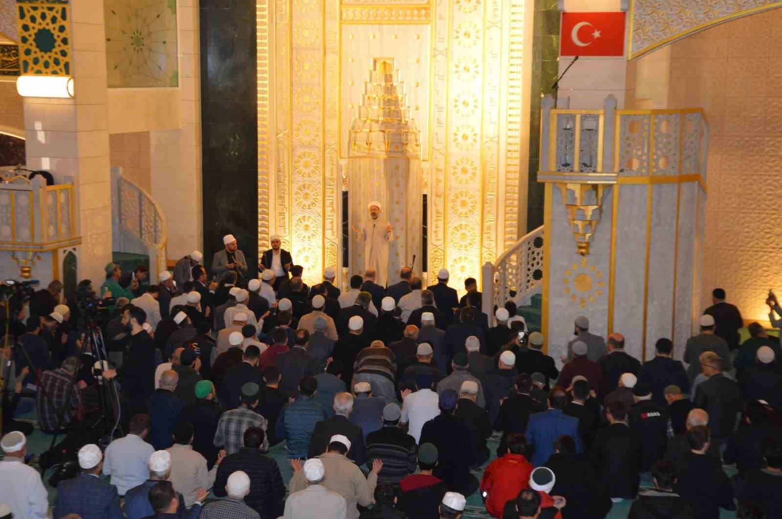 Diyanet İşleri Başkanı Erbaş, Denizlilerle sabah namazında buluştu