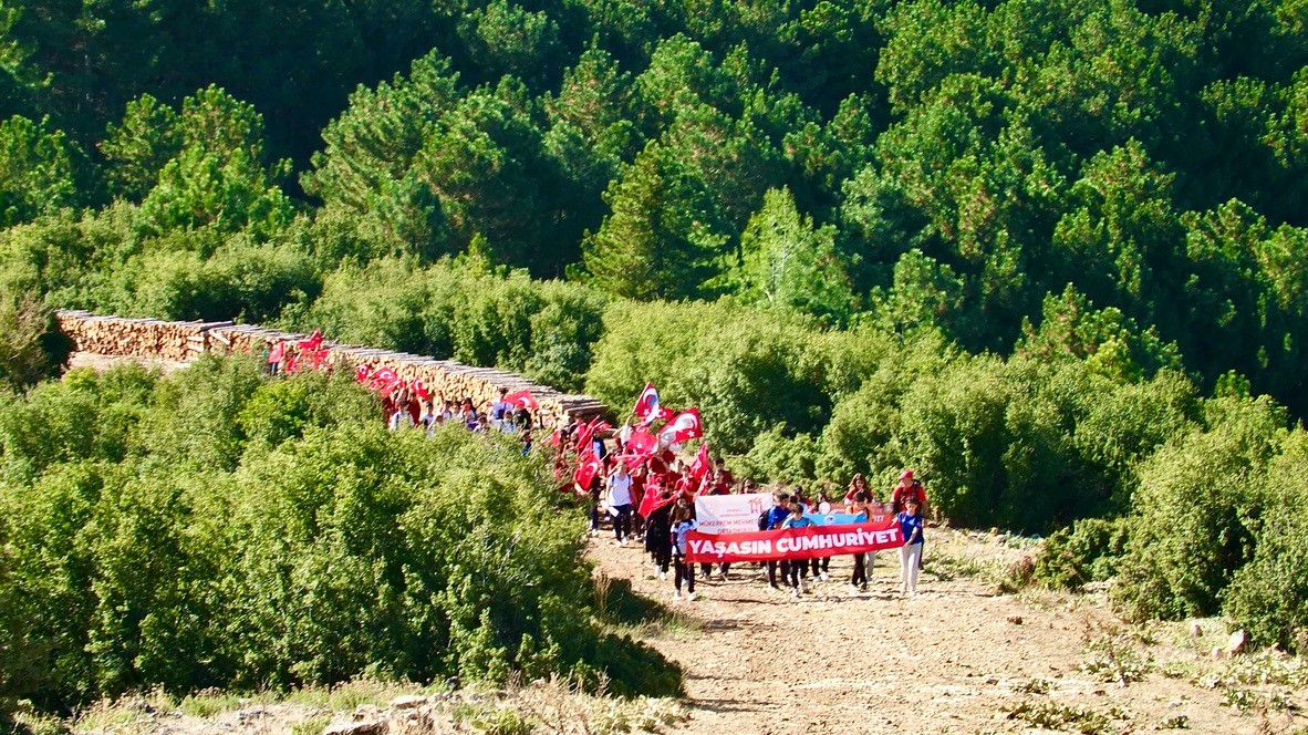 Denizli’de 100 ortaokul öğrencisi 100.yıl için 1000 metre rakıma tırmandı