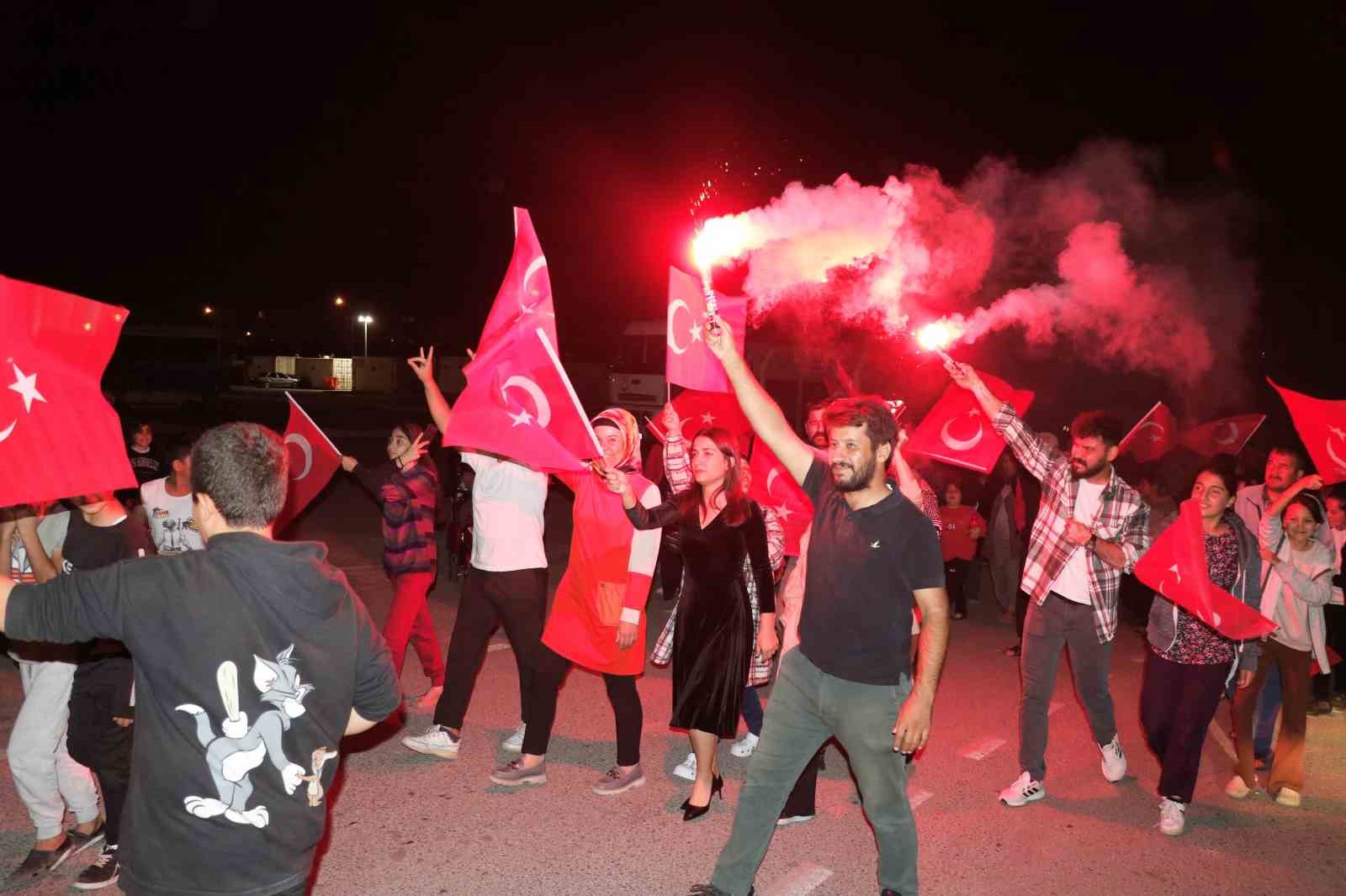 Cumhuriyetin 100. yılı konteyner kentte kortej yürüyüşü ile kutlandı