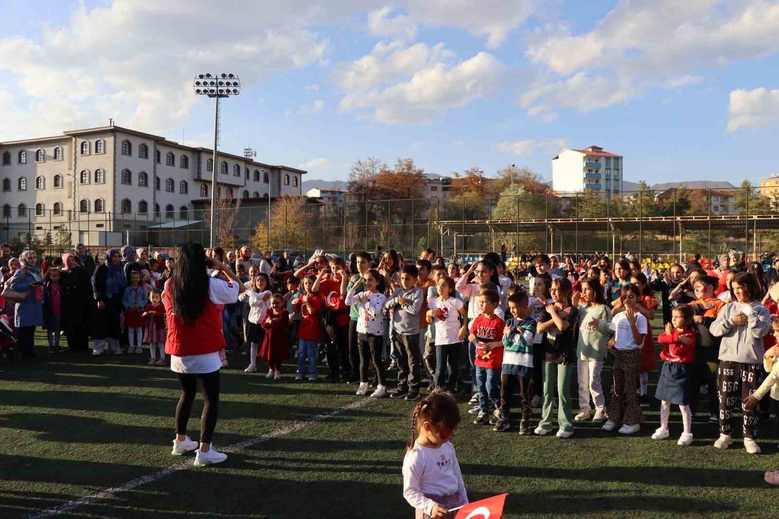 Oltu&rsquo;da coşkulu Cumhuriyet Ş&ouml;leni
