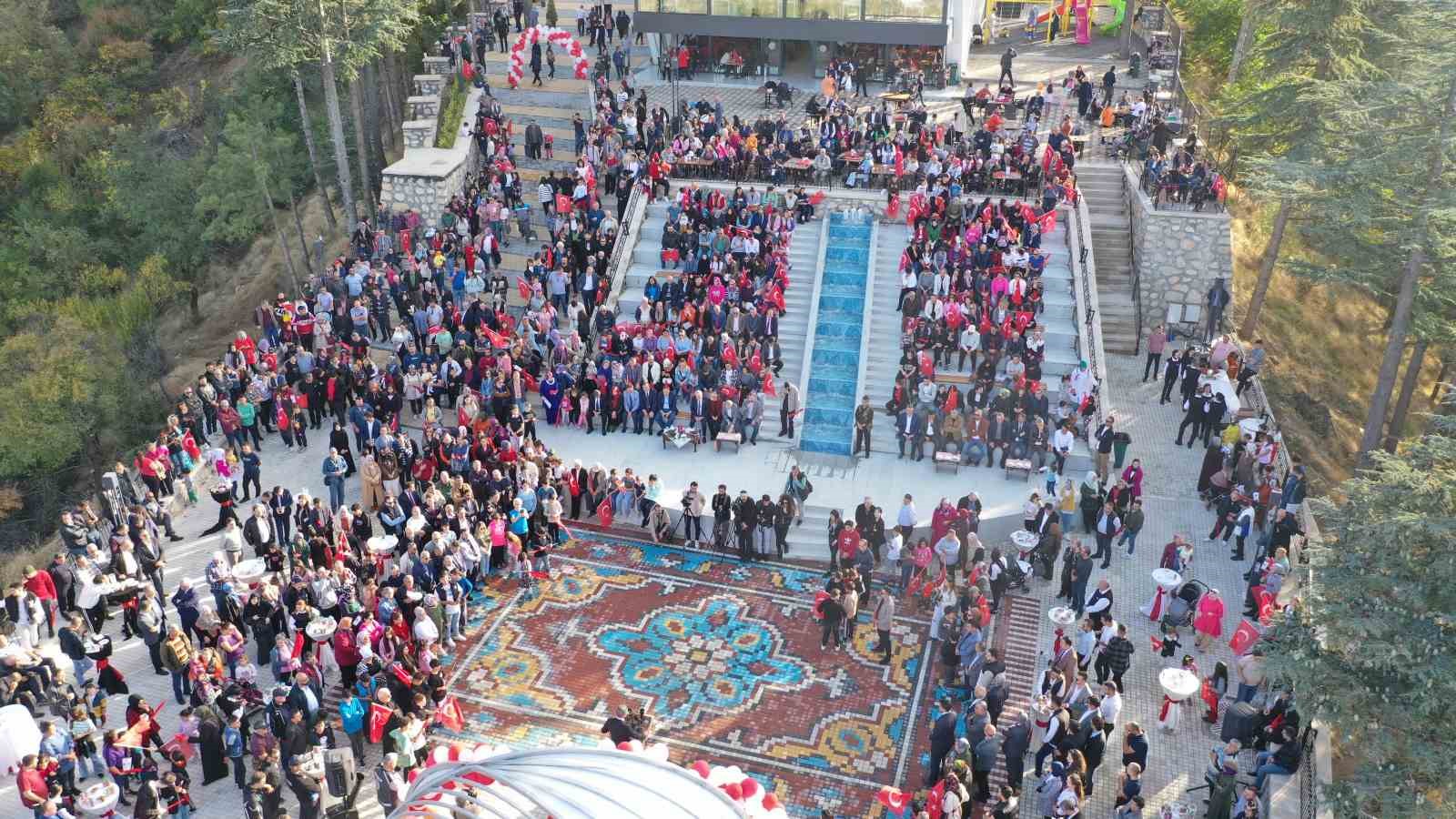 T&uuml;rkiye&rsquo;nin en b&uuml;y&uuml;k cam teraslarından biri Isparta&rsquo;da a&ccedil;ıldı
