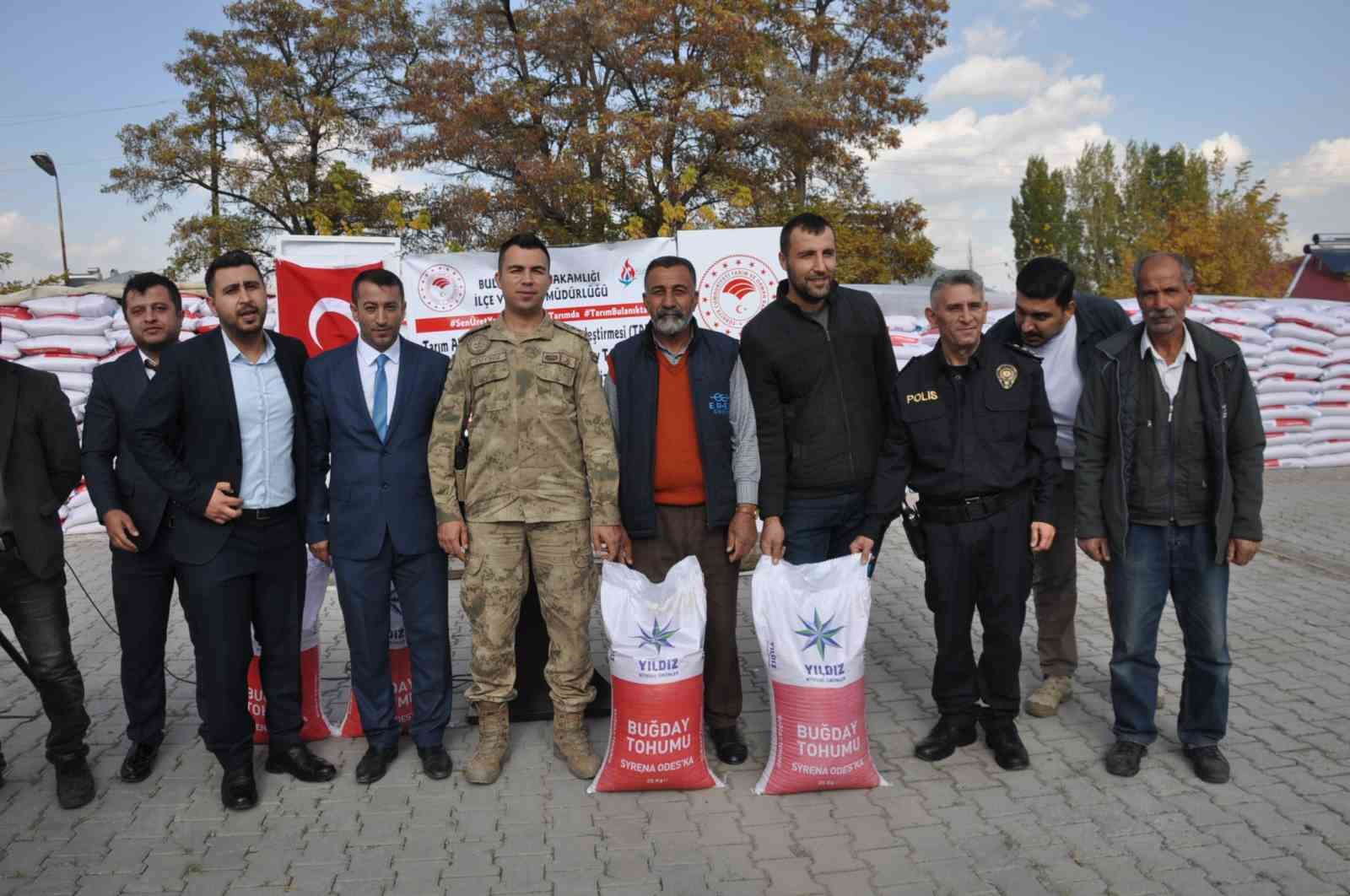 Bulanık&rsquo;taki &ccedil;ift&ccedil;ilere 120 ton buğday tohumu desteği

