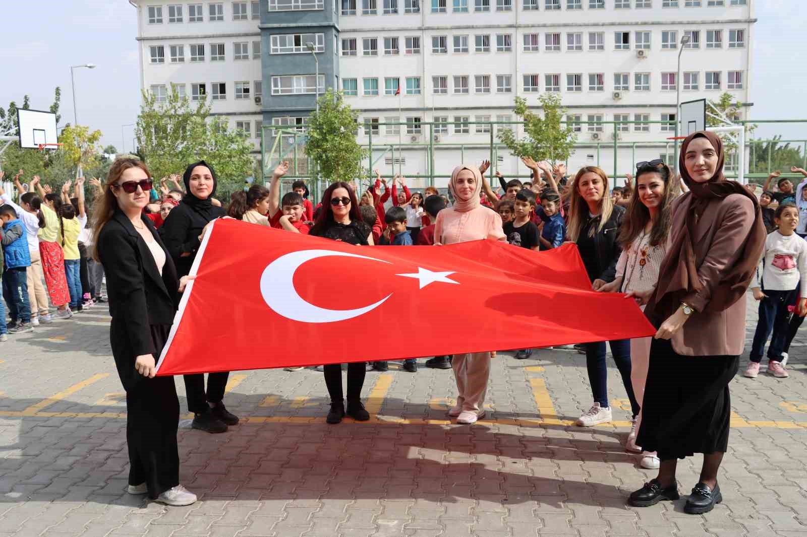 Şanlıurfa’daki Yeni Zelanda okulunda cumhuriyet coşkusu