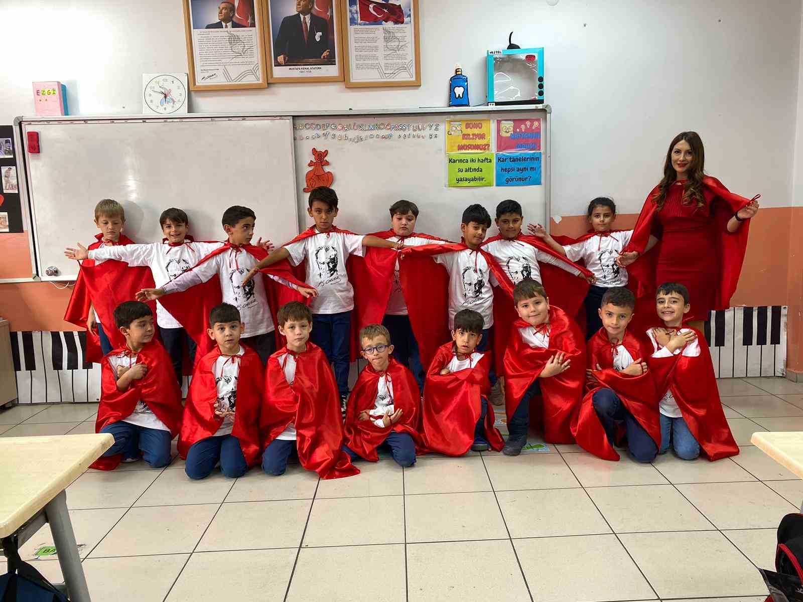 M&uuml;zik &ouml;ğretmeninden 100&rsquo;&uuml;nc&uuml; yıl i&ccedil;in &ouml;zel beste
