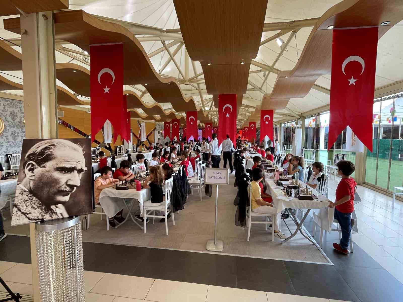 Bahçelievler’de Cumhuriyet’in 100. yılına özel satranç turnuvası düzenlendi