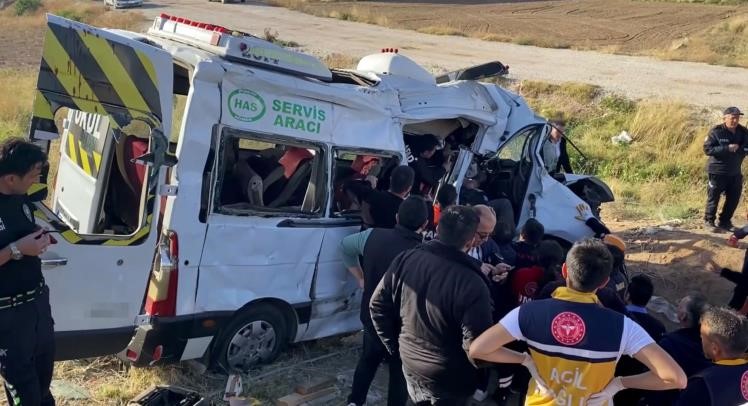 Kırmızı ışıkta ge&ccedil;erek 2 kişinin &ouml;l&uuml;m&uuml;ne sebep olan s&uuml;r&uuml;c&uuml; tutuklandı
