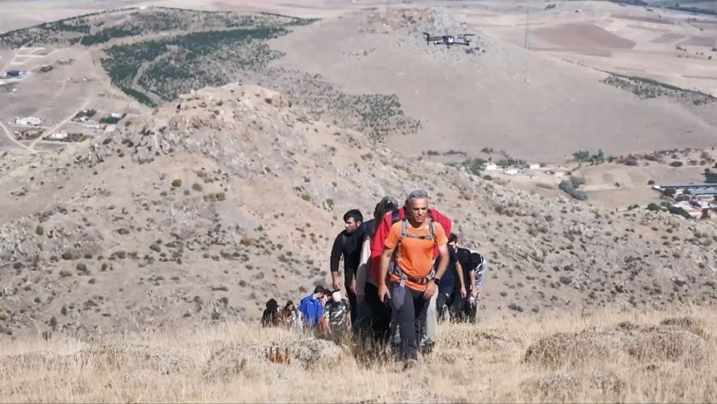 Kırşehir Emniyeti 100 gönüllü ile bin 600 rakımlı tepeye Türk bayrağı dikti
