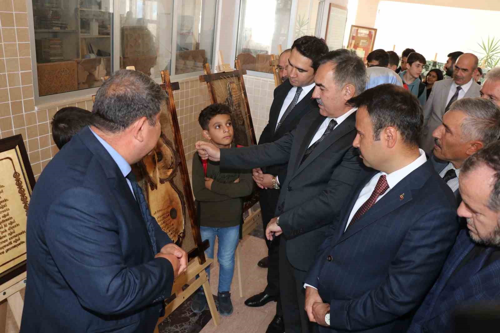 Ahlat&rsquo;ta &ldquo;Ge&ccedil;mişten G&uuml;n&uuml;m&uuml;ze Cumhuriyet Bayramı&rdquo; fotoğraf ve resim sergisi a&ccedil;ıldı
