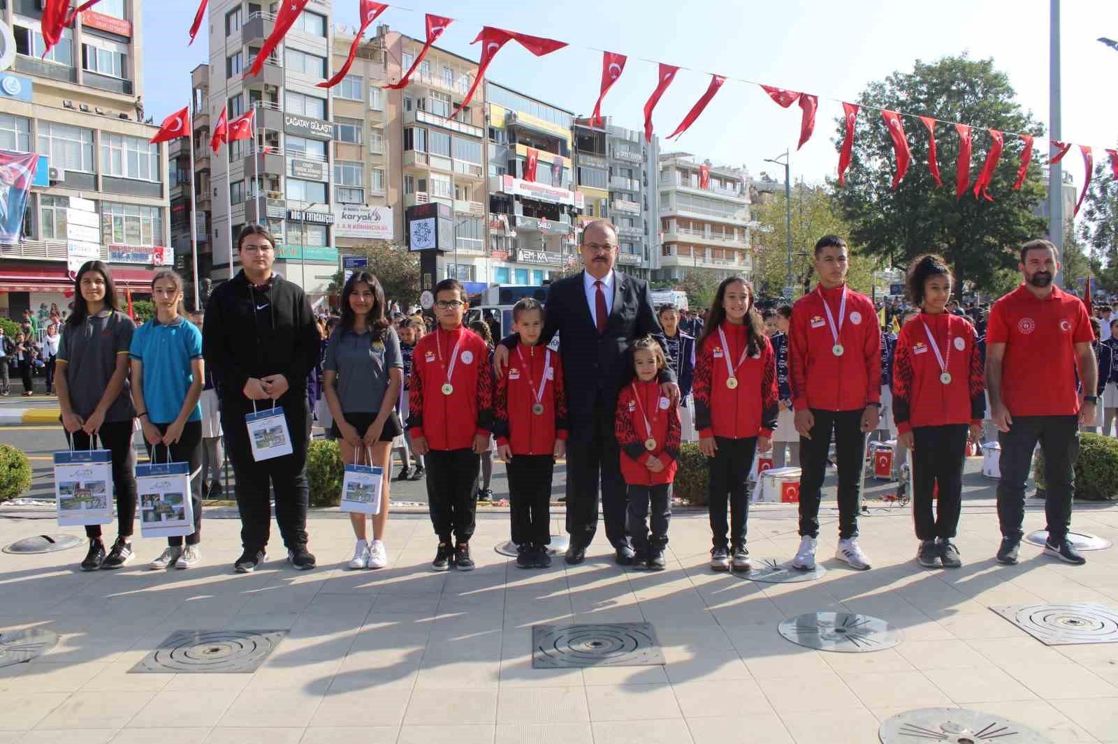 Komandoların g&ouml;sterisi b&uuml;y&uuml;k alkış aldı
