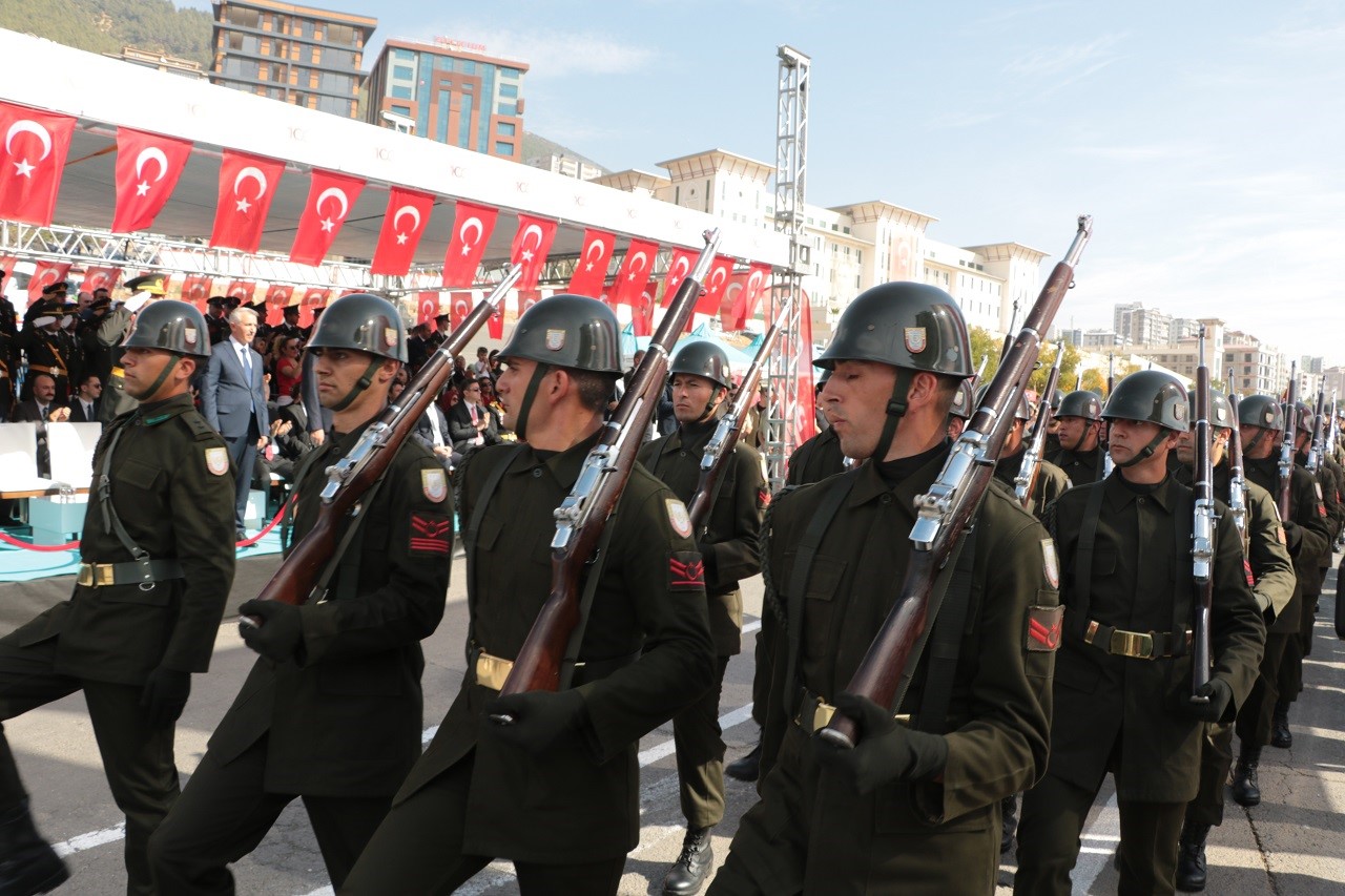 Depremin merkez üssünde Cumhuriyet’in 100. yılı coşkuyla kutlandı