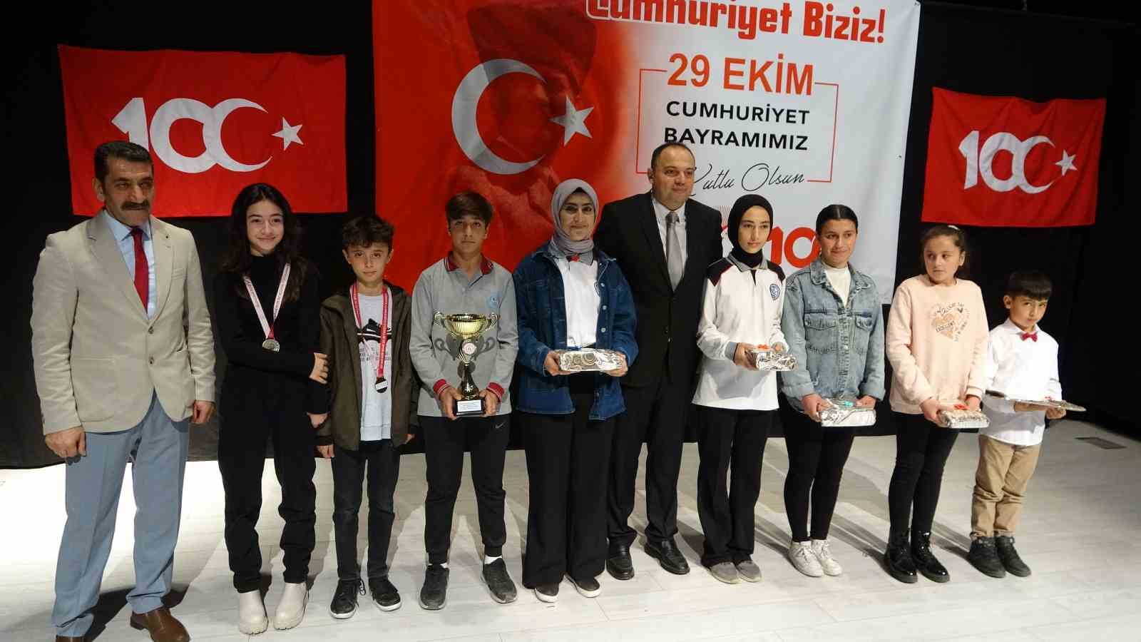 Tatvan’da Cumhuriyet’in 100. yılı coşkuyla kutlandı