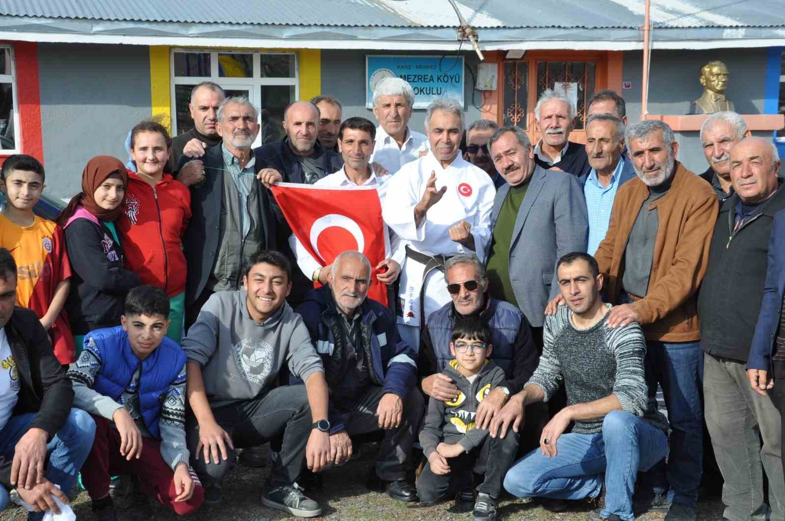 Milli karateci Eyüp Olugi, 120 kilo taşı midesinde balyozla kırdırdı