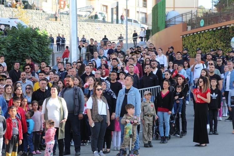 G&uuml;neydoğu&rsquo;da Cumhuriyet&rsquo;in 100&rsquo;&uuml;nc&uuml; yılı coşkuyla kutlandı
