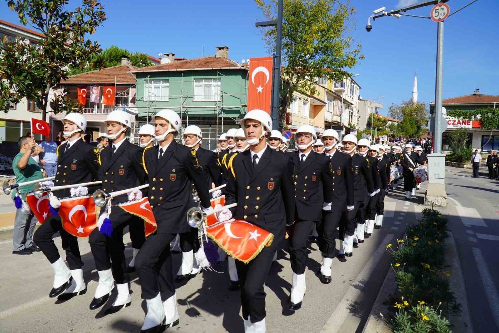 Altınova&rsquo;da 400 metrelik T&uuml;rk bayrağı ile y&uuml;r&uuml;y&uuml;ş
