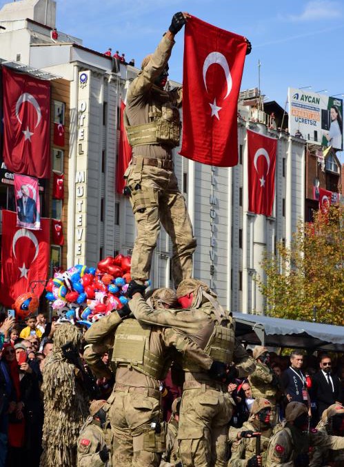 Cumhuriyet Bayramı’nda komandoların zeybek oyunu hayran bıraktı