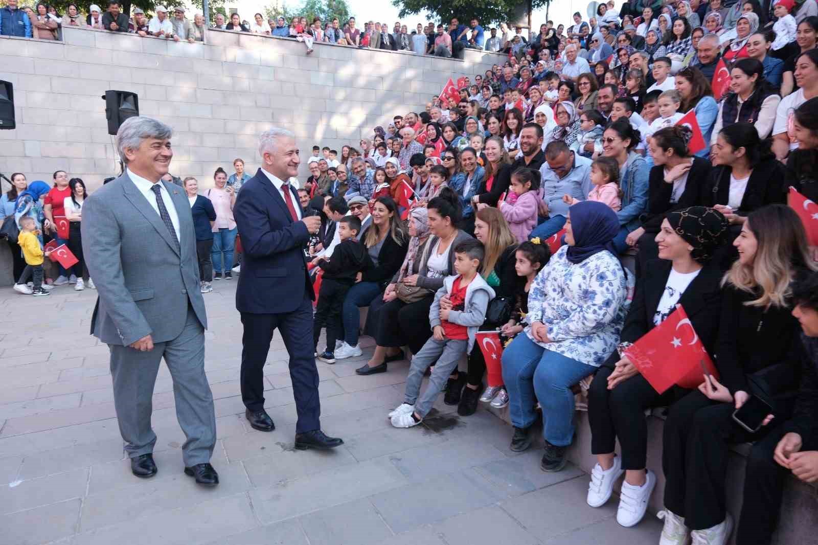 Kuyucak&rsquo;ta 100. yıl coşkusu meydanlara sığmadı
