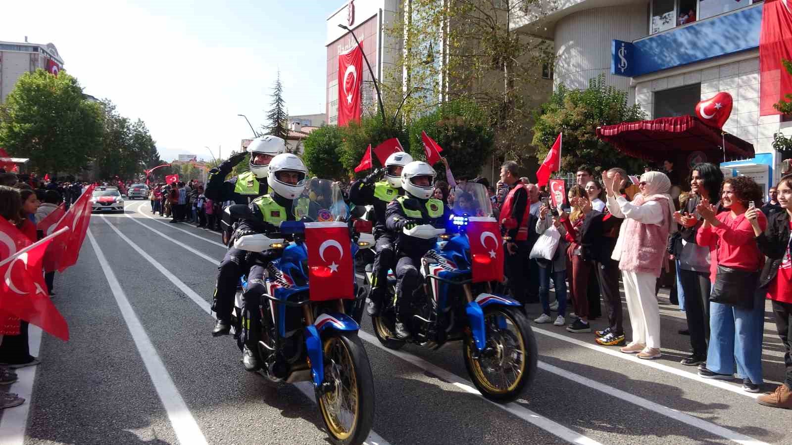 Isparta&rsquo;da Cumhuriyetin 100&rsquo;&uuml;nc&uuml; yılı coşkuyla kutlandı
