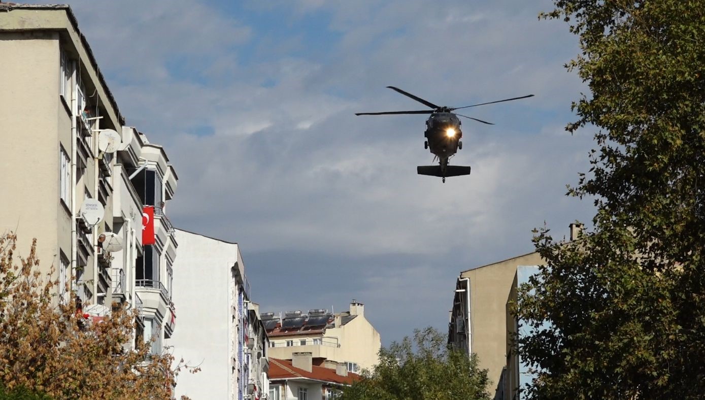 Jandarma helikopterinden m&uuml;thiş g&ouml;steri: Al&ccedil;ak u&ccedil;uşu g&ouml;renleri b&uuml;y&uuml;ledi
