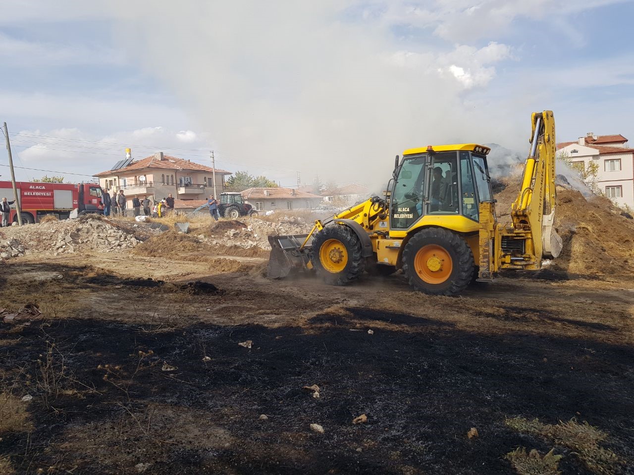Yangında 2 bin 500 adet saman balyası kül oldu