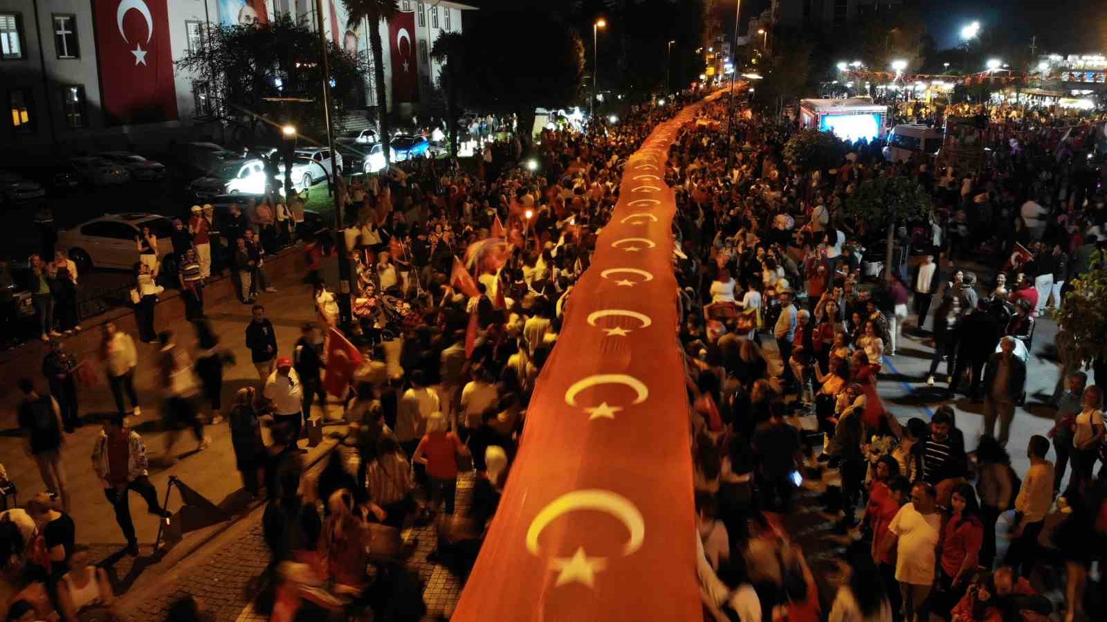 Cumhuriyet&rsquo;in 100. yılı 2023 metrelik T&uuml;rk bayrağıyla coşkuyla kutlandı
