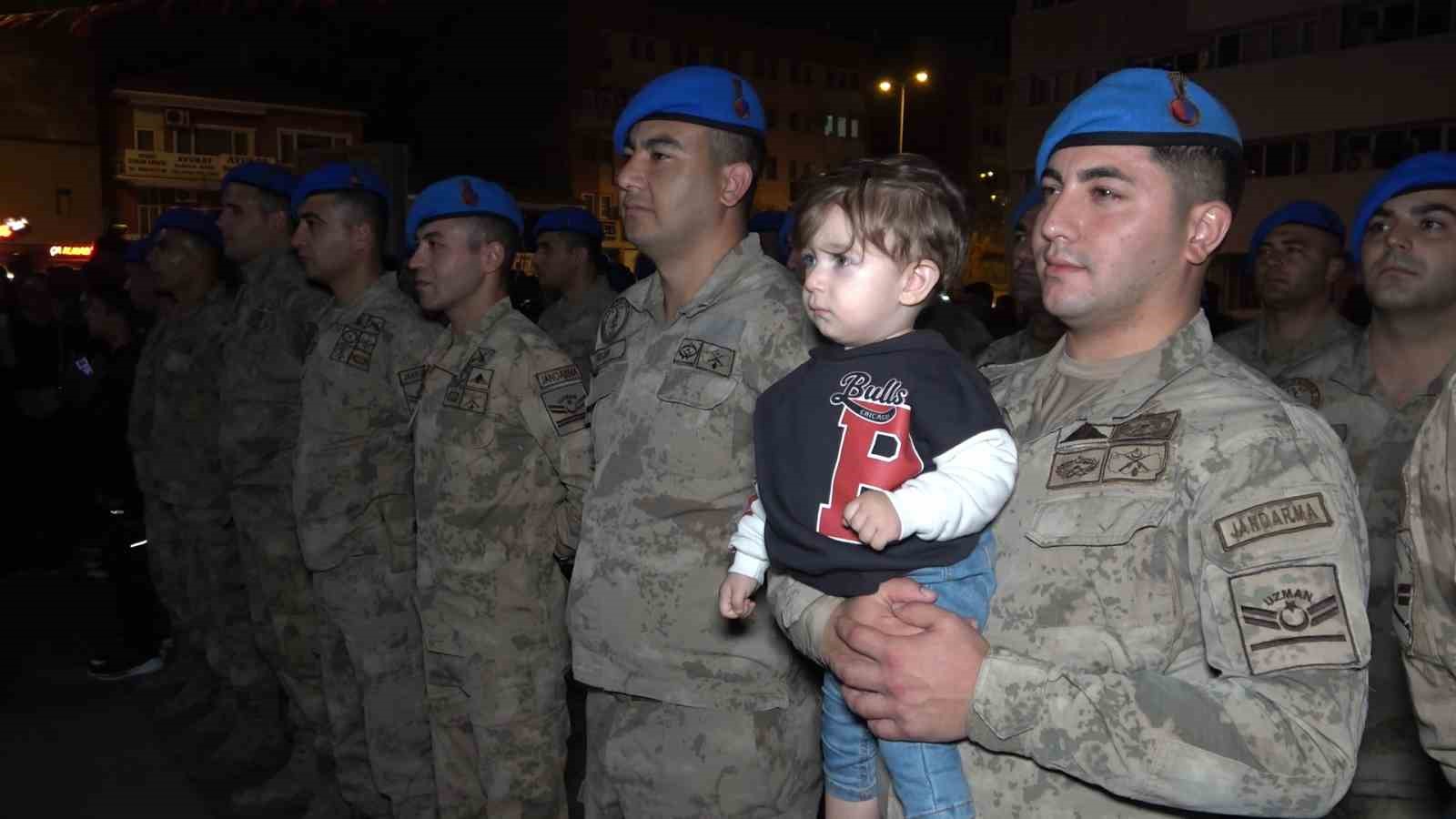 Binlerce vatandaş katıldı: Dev Türk bayrağı eşliğinde 100. yıl yürüyüşü