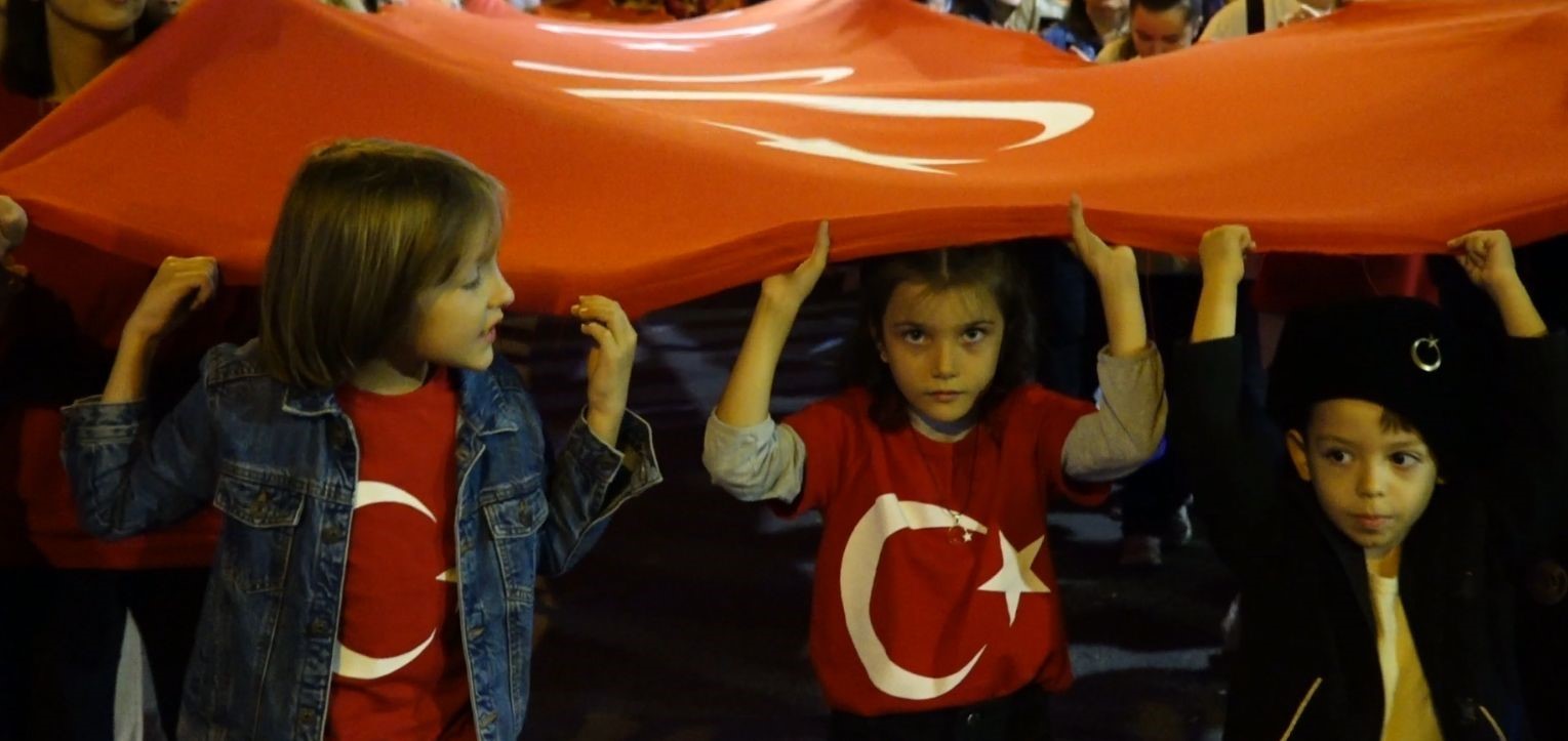 Cumhuriyet y&uuml;r&uuml;y&uuml;ş&uuml;nde metrelerce bayrak a&ccedil;ıldı
