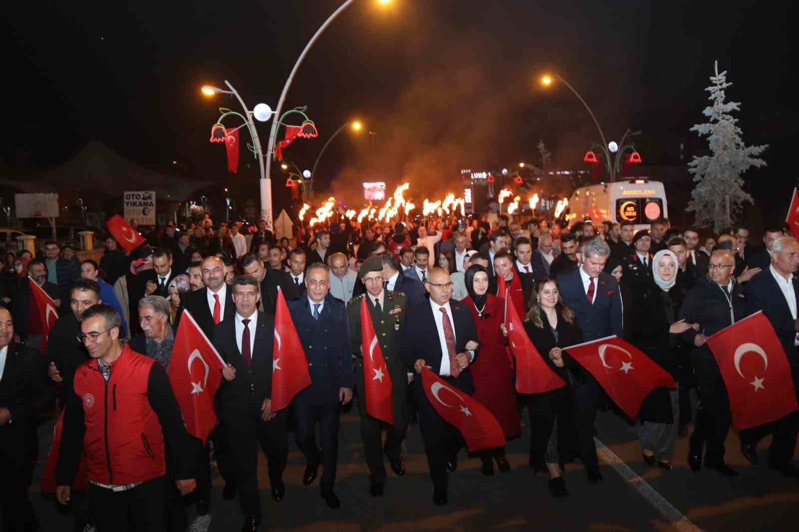 Ağrı&rsquo;da havai fişek g&ouml;sterisi geceyi aydınlattı
