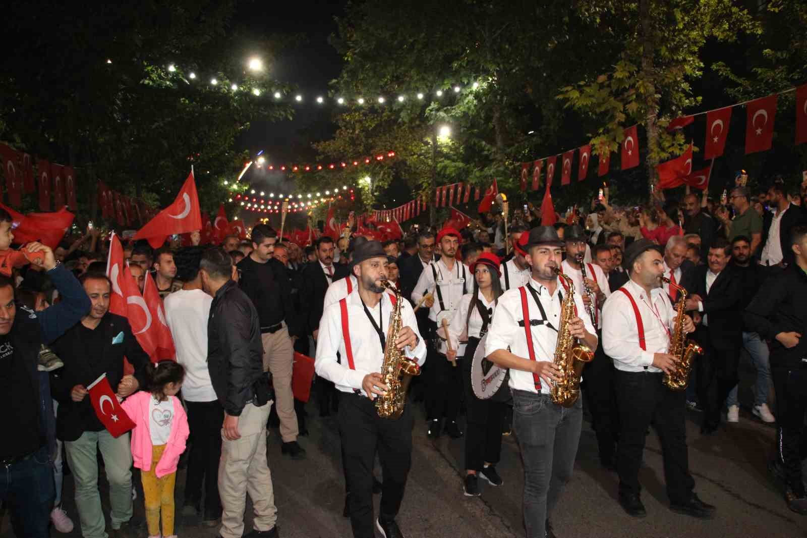 Batman&rsquo;da Cumhuriyet&rsquo;in 100. yılı i&ccedil;in y&uuml;r&uuml;y&uuml;ş d&uuml;zenlendi
