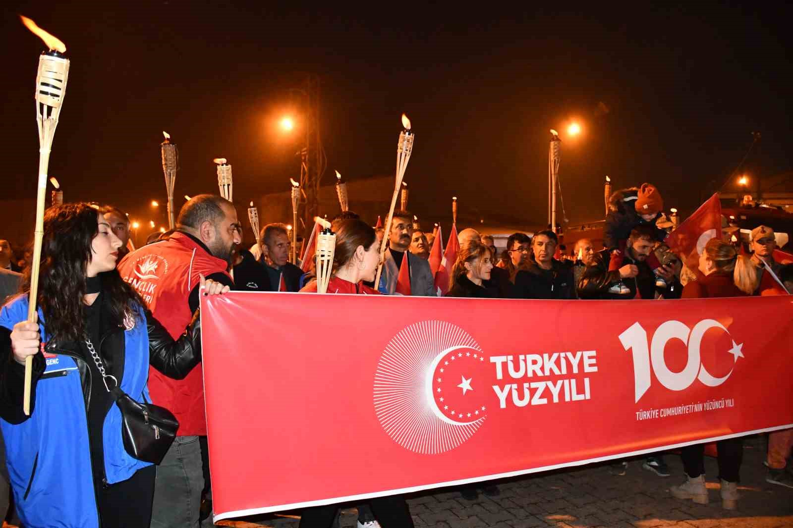 Cumhuriyet&rsquo;in 100. yılında atlı ve meşaleli fener alayı ge&ccedil;işi yapıldı
