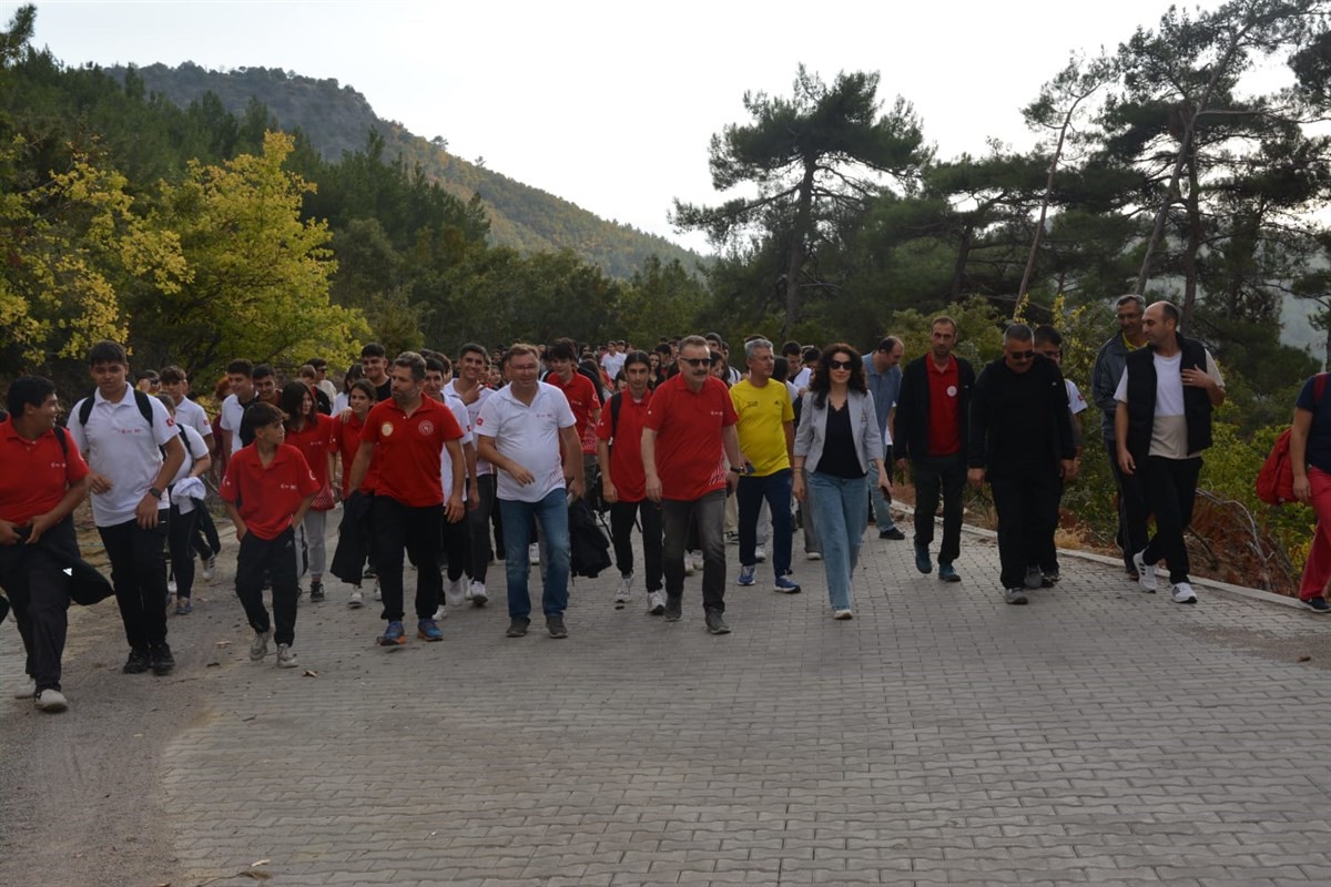 Kazdağları Cam Seyir Terasında 100. Yılda 100 Gençle Doğa Yürüyüşü etkinliği yapıldı