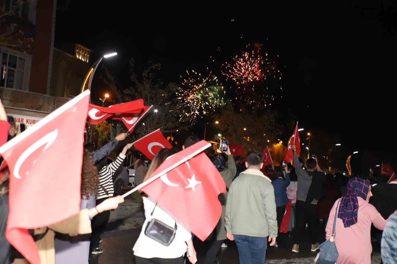 Hakkari’de Cumhuriyet yürüyüşüne binler katıldı