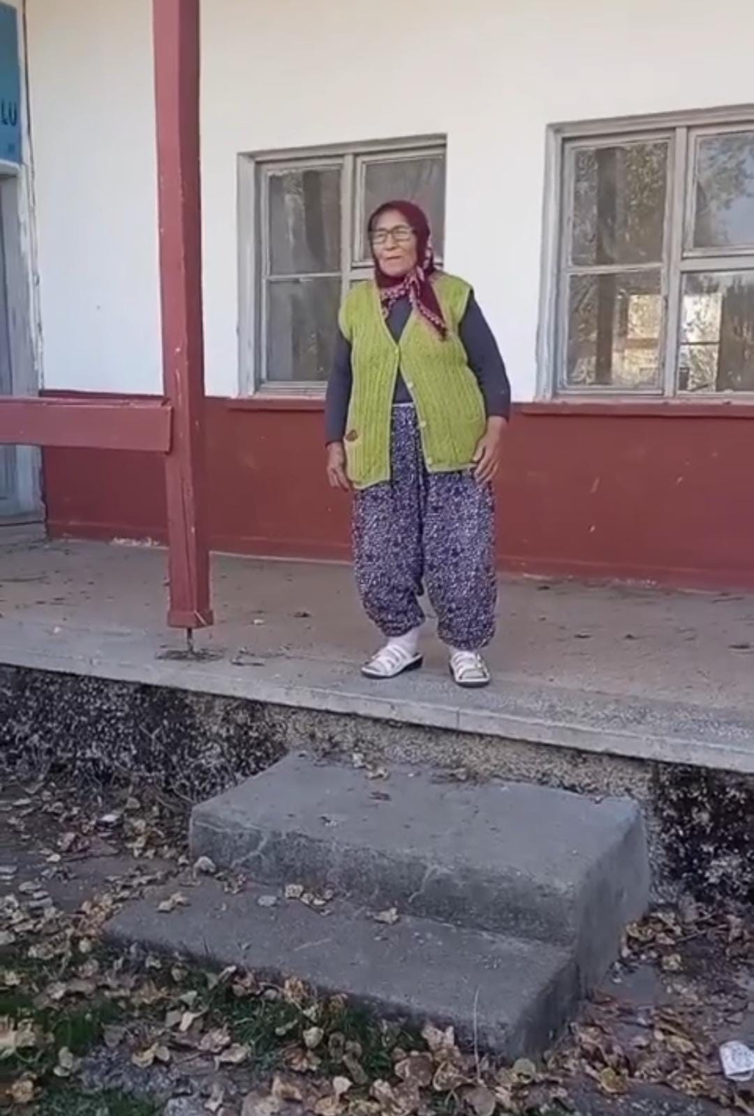 K&ouml;ylerinde &ccedil;ocuk olmayınca Cumhuriyet&rsquo;in 100. yılını ezberledikleri şiirlerle kutladılar
