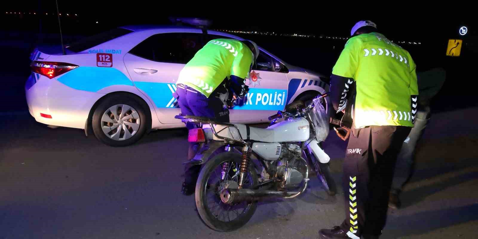 Devrilen motosikletin s&uuml;r&uuml;c&uuml;s&uuml; ağır yaralandı
