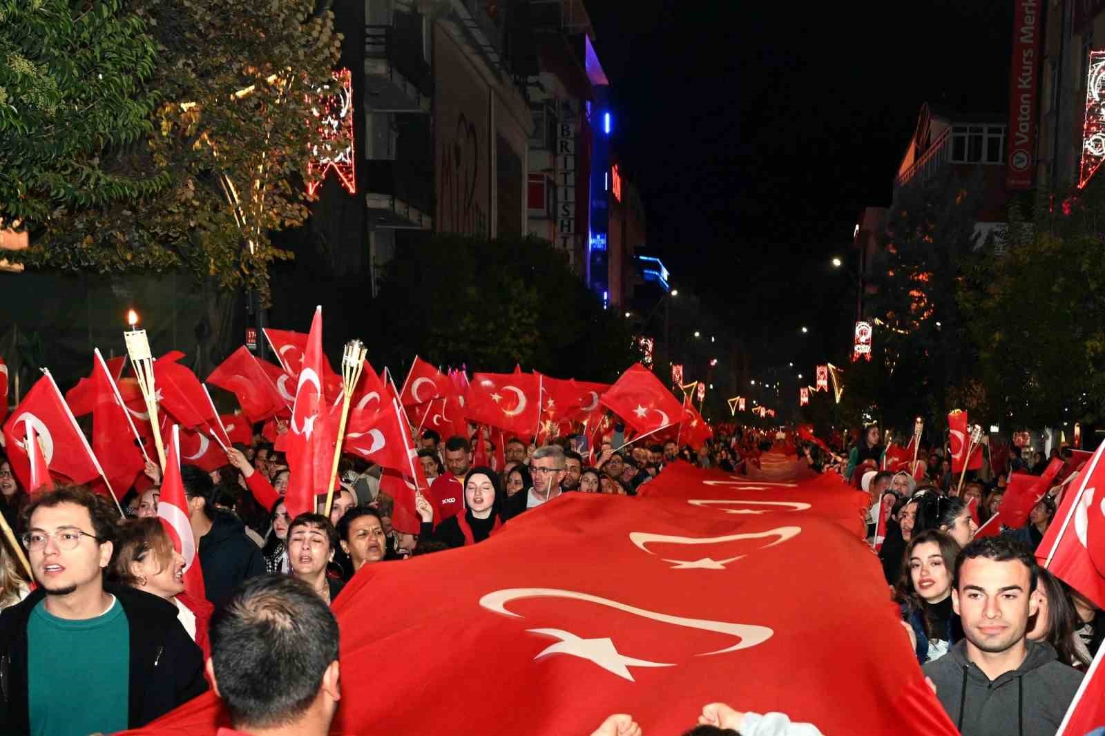 Cumhuriyet’in 100. yılında binlerce kişi fener alayı coşkusu yaşadı