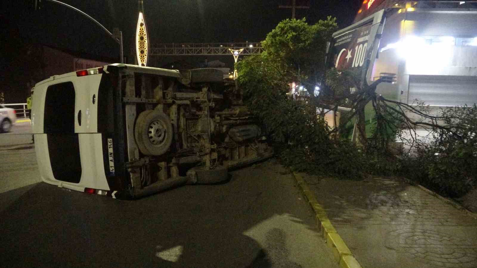 Ağaca çarpan minibüs devrildi: 1’i ağır 3 yaralı