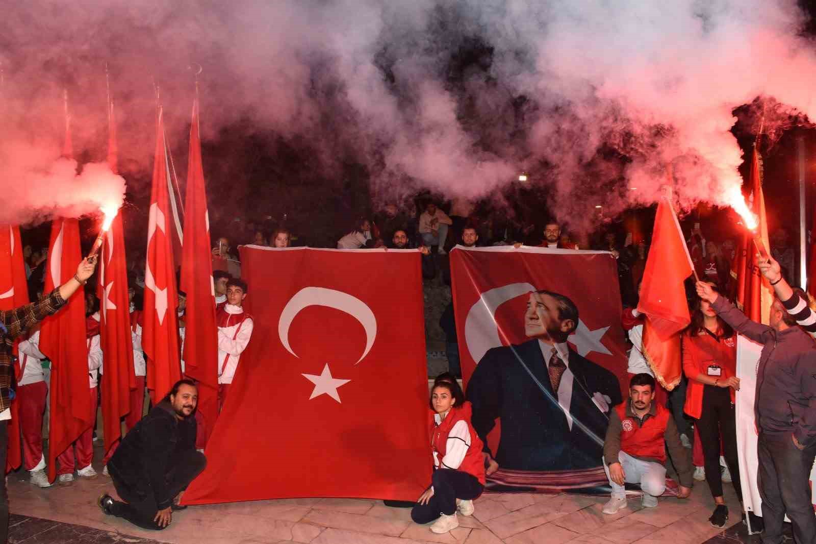 Cumhuriyet kutlamaları fener alayı y&uuml;r&uuml;y&uuml;ş&uuml;yle ile sona erdi
