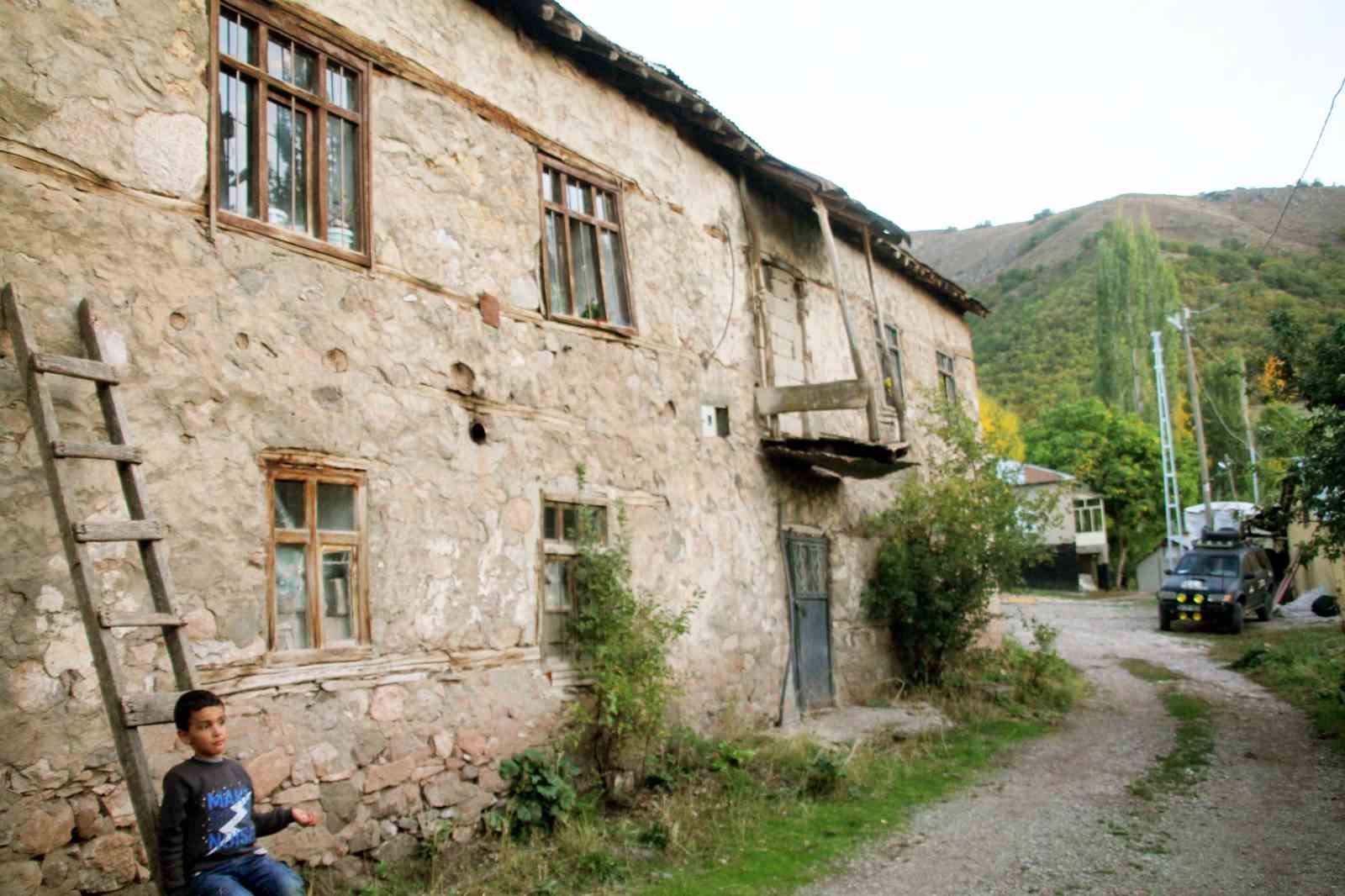 100 yıllık tarihi evin duvarından indirilmeyen 49 yıllık şehit resmi
