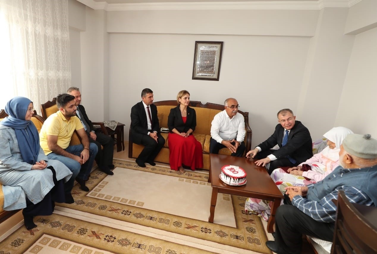 Cumhuriyet ile yaşıt Amasyalı Penpe nineye 100. yıl kimliği