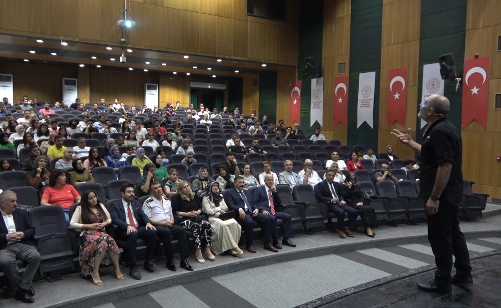 Polis Başmüfettişi Ahmet Sula, Osmaniye’de resim sergisi açıp konferans verdi