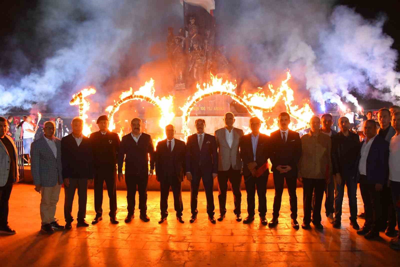 Salihli&rsquo;de fener alayı y&uuml;r&uuml;y&uuml;ş&uuml; şehri aydınlattı

